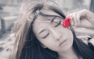 该不该以性挽回前男友？如何处理分手后的复杂情感问题？