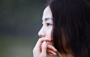 男友忘不了前女友冷淡我我该继续下去吗？如何处理感情中的三角关系？