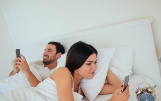 挽回离异女人的心情（如何重新获得她的爱和信任）