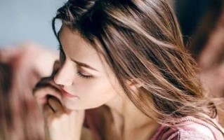 如何应对男友背叛的痛苦？寻求帮助和支持的途径有哪些？