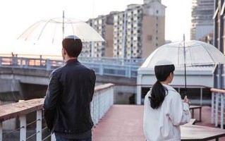 分手后男生放不下的表现有哪些？如何判断他是否还留恋？