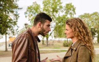 老公出轨后还有必要再跟他走下去吗？如何处理婚姻中的背叛？