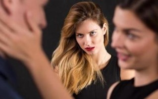 男人出轨的原因该怎么找？如何预防和解决婚姻中的不忠行为？