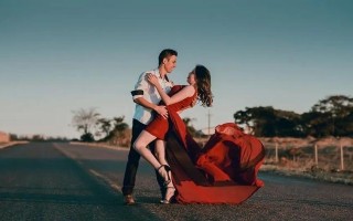分手后男人还爱你的表现有哪些？如何识别他的真实情感？