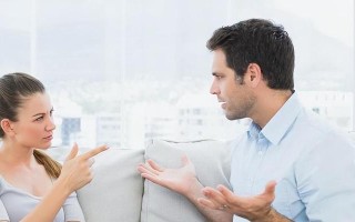 踩了老公的底线坚决要分手？如何处理感情危机？