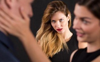 发现丈夫有外遇该不该去抓？如何处理婚姻中的不忠行为？