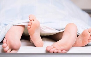 如何聪明发现老公出轨，情感挽回攻略（巧用技巧）
