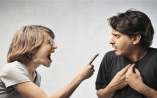 离婚后仍住前夫家男友生气怎么办？应对策略是什么？