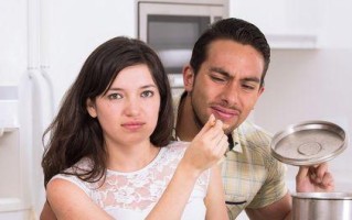 男友隐瞒婚姻史，我还能信任他吗？如何处理这种情况？
