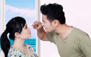 发现丈夫外遇妻子要挽回吗？如何处理婚姻中的信任危机？