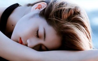 男友和别的女生关系暧昧？如何挽回他的心？