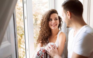 发现老婆出轨了要不要离婚？如何处理婚姻危机？