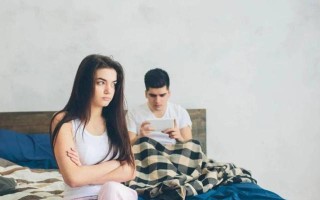 女生挽回男生时常见的表现有哪些？如何正确处理分手后的关系？