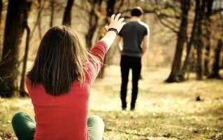 男友和别人暧昧不肯分手我该怎么办？如何处理感情中的三角关系？