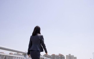 探寻被选为短择主题的女孩背后的秘密（探寻被选为短择主题的女孩背后的秘密）