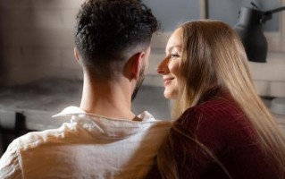 如何冷静面对老公的出轨外遇（15个实用技巧帮你走出心灵困境）