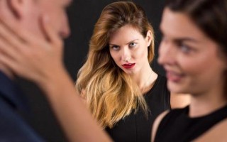 男人喜欢异性的表现是什么？如何识别男性对女性的暗恋信号？
