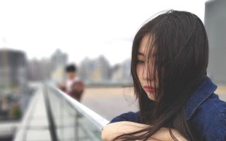 被老公背叛了真的不能原谅了吗？如何处理婚姻中的不忠行为？
