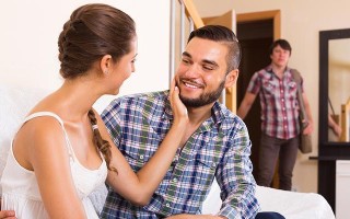 男人出轨后通常有哪三个表现根本藏不住？如何发现这些迹象？