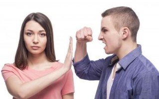 分手后如何用话语挽回女友的心？感动女友的正确方法是什么？