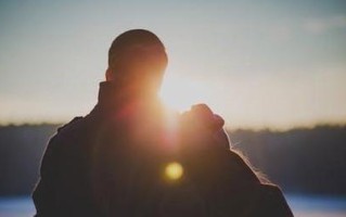 放下婚外情人真的很难吗？爱上婚外情人的后果是什么？