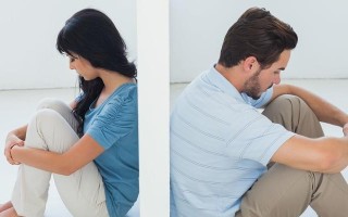 面对父母频繁争吵和离婚威胁，我应该如何应对和处理家庭关系？