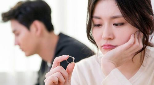 老公出轨了，离婚是唯一选择吗（如何面对老公出轨的现实）-第1张图片-爱昵情感