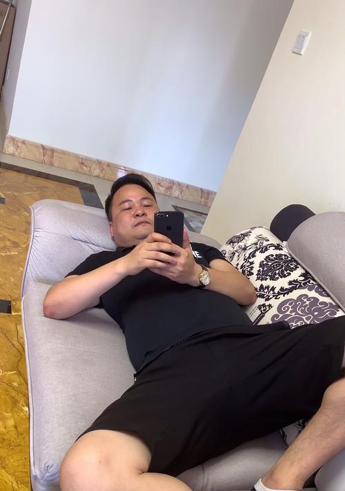 老公总是玩手机不理我，该怎么办（解决婚姻中的沟通困难）-第1张图片-爱昵情感