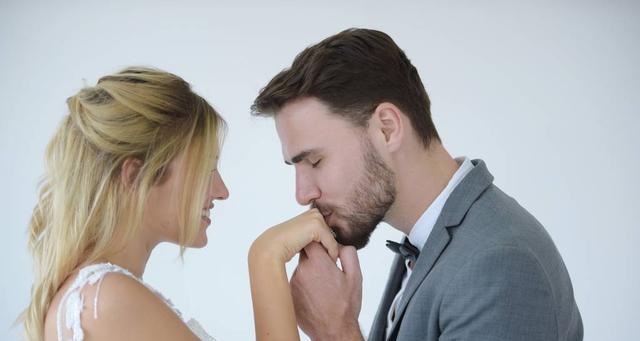 如何挽回老婆对出轨怀疑的不理（坦诚沟通是最好的解决方式）-第1张图片-爱昵情感