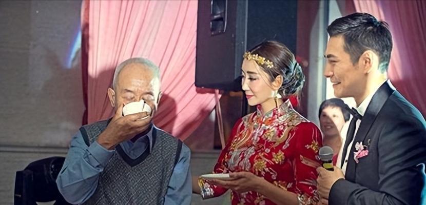 严屹宽亲吻爱妻孕肚，幸福的杜若溪孕照曝光（严屹宽和杜若溪迎接新生命）-第1张图片-爱昵情感