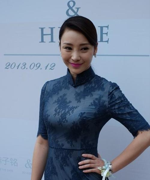 端庄大气女孩的魅力（穿梭于尘世间）-第1张图片-爱昵情感