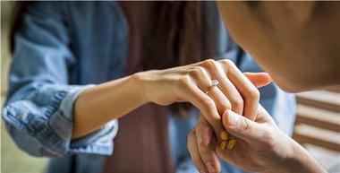 夫妻关系告急，该离婚还是该挽回（解析夫妻关系的真相）-第1张图片-爱昵情感