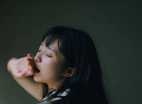 异地恋女方提分手，男友忙于工作无暇顾及（职场压力加重难以平衡工作和感情）-第1张图片-爱昵情感