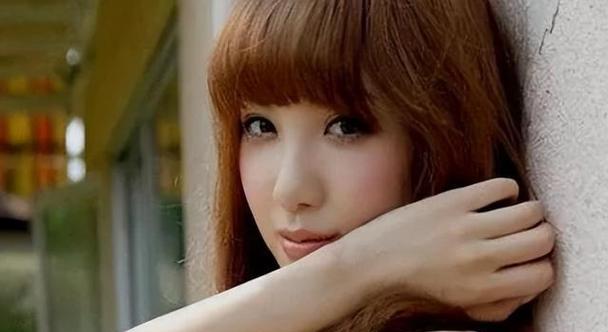 女人无安全感的表现及原因分析（探究女性缺乏安全感的内在因素及外在表现）-第1张图片-爱昵情感