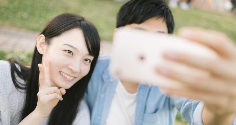 如何判断女生喜欢你（掌握这5个小暗示）-第3张图片-爱昵情感