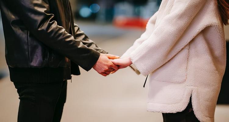 男生分手后的挽回攻略（如何让他重新爱上你）-第1张图片-爱昵情感