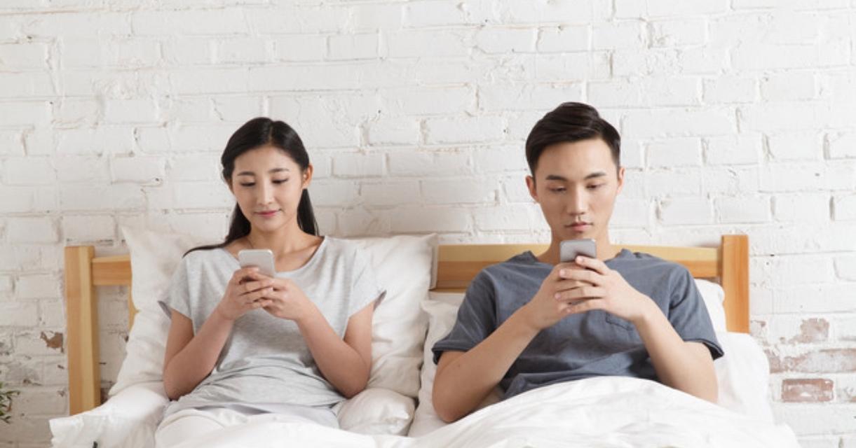 被女友背叛之后我要怎么办？如何处理情感危机并向前看？-第1张图片-爱昵情感
