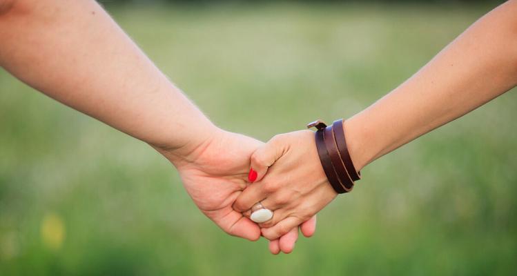 不知道怎么和女生聊天怎么办？实用技巧帮你轻松应对！-第1张图片-爱昵情感