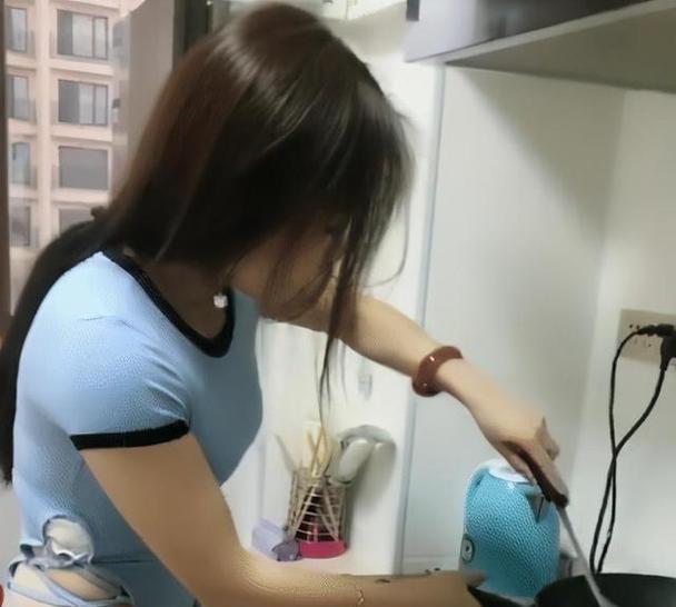 老公出差期间发现他和女邻居出轨了怎么办？如何处理婚姻危机？-第1张图片-爱昵情感