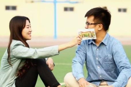 男友和前任保持联系正常吗？分手还是继续信任？-第1张图片-爱昵情感