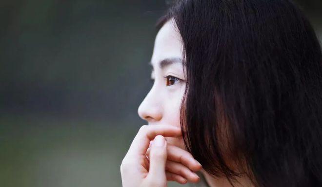 男友忘不了前女友冷淡我我该继续下去吗？如何处理感情中的三角关系？-第1张图片-爱昵情感