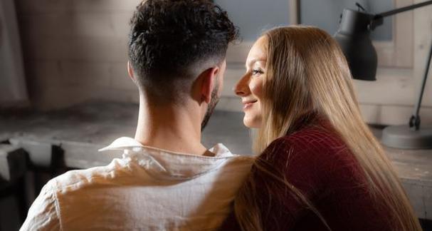 发现老公有外遇要离婚吗？如何处理婚姻中的背叛问题？-第2张图片-爱昵情感