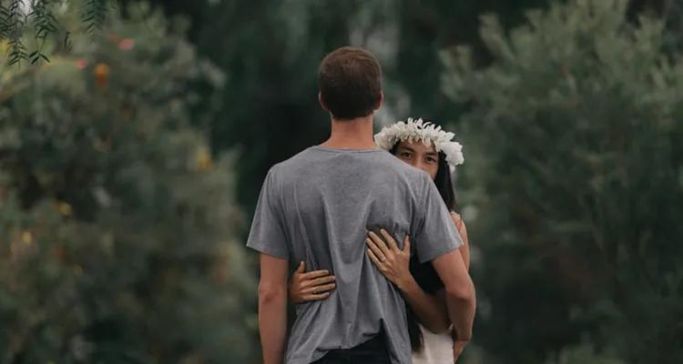 发现男人出轨女人应该怎么办？如何处理婚姻中的背叛？-第3张图片-爱昵情感