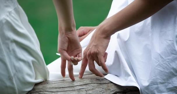 发现丈夫有外遇该不该去抓？如何处理婚姻中的不忠行为？-第2张图片-爱昵情感