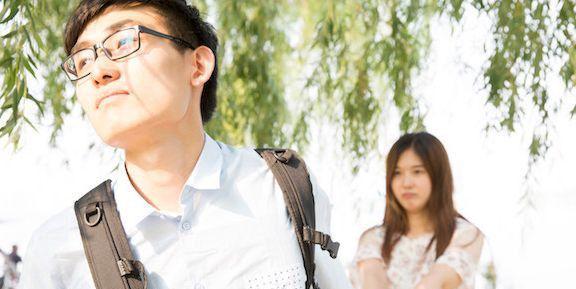 男人出轨的征兆是什么？如何识别出轨行为？-第2张图片-爱昵情感