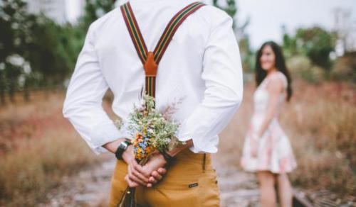 男人深爱女人的表现是什么？如何识别真挚的爱情？-第2张图片-爱昵情感