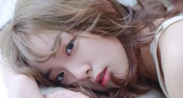 男生在乎女生的表现有哪些？如何正确识别和回应？-第1张图片-爱昵情感