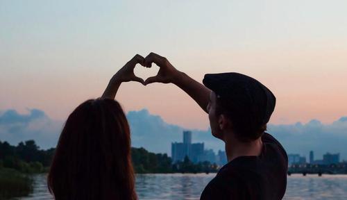如何在三观不同的情况下挽回感情（探寻三观不同带来的困扰与解决之道）-第1张图片-爱昵情感